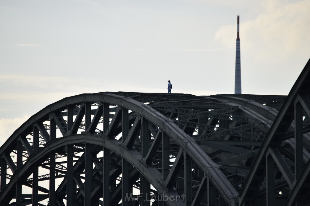 PSpringt kein Suizid Brueckenspringer Koeln Hohenzollernbruecke P060.JPG - Miklos Laubert